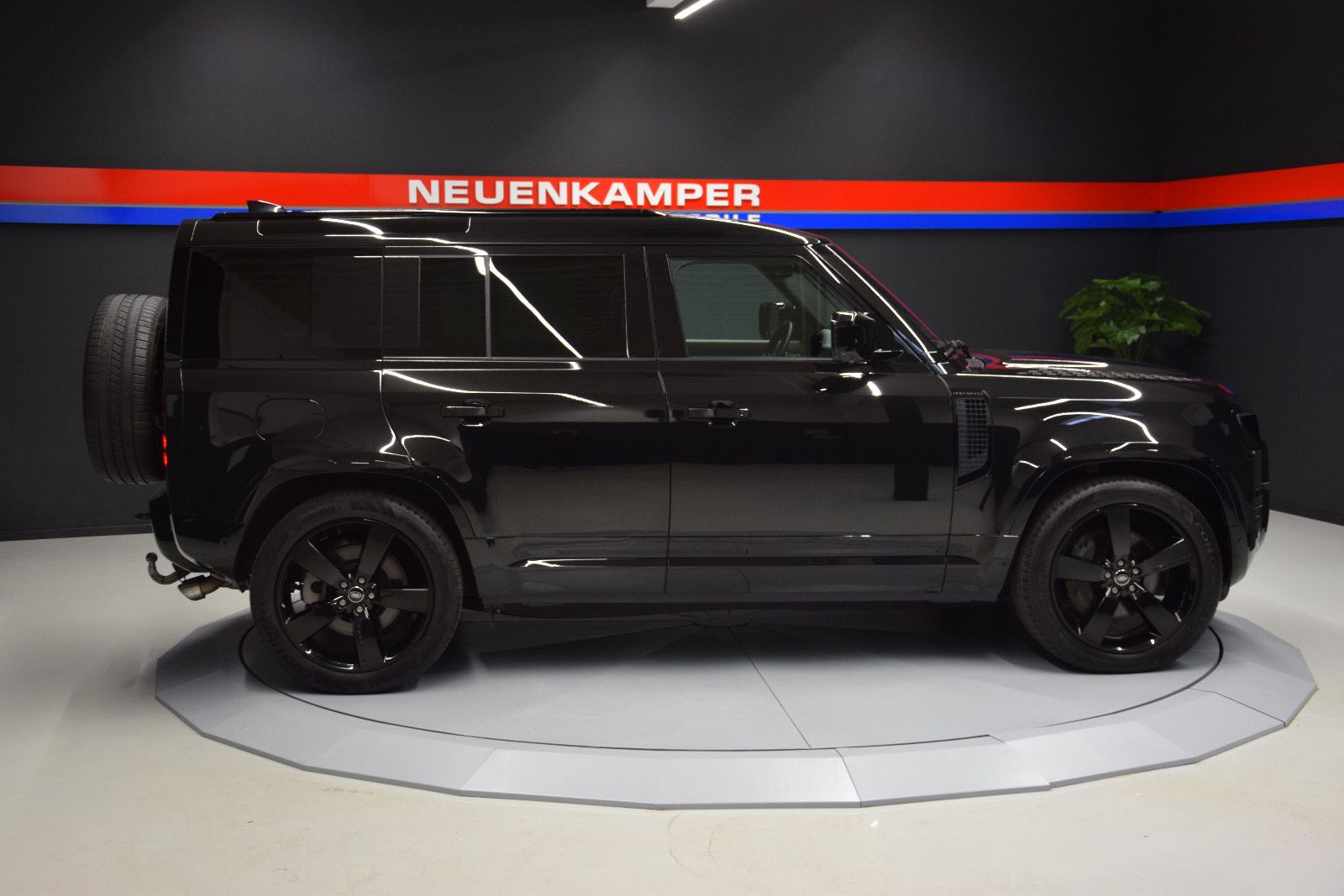 Fahrzeugabbildung Land Rover Defender 110 X-Dynamic HSE 5.0 V8 Pano Matrix