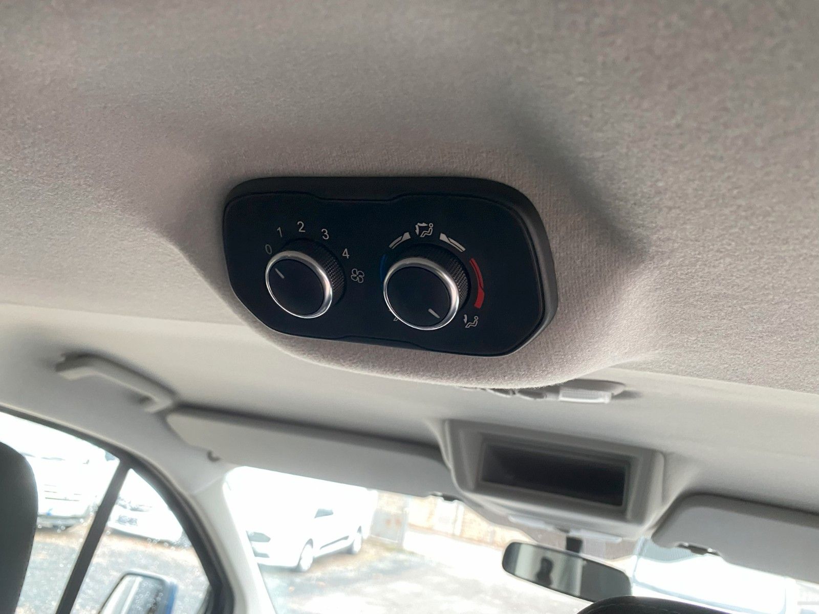 Fahrzeugabbildung Ford Transit/TourneoCustom Kombi 320 L1 Trend,9Sitze