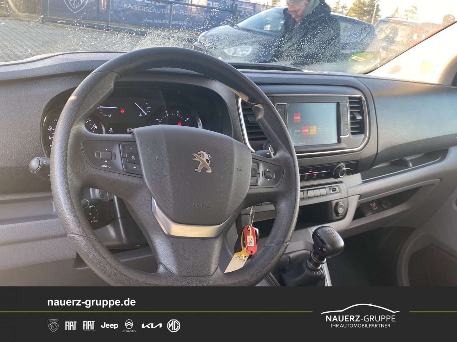 Fahrzeugabbildung Peugeot Expert Kombi L3 BlueHDI 120 9 Sitzer