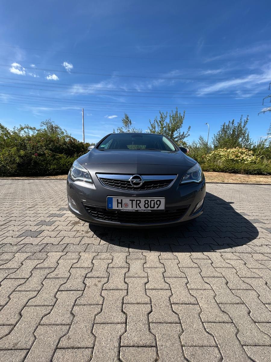 Opel Astra 2010 — вигляд ззаду