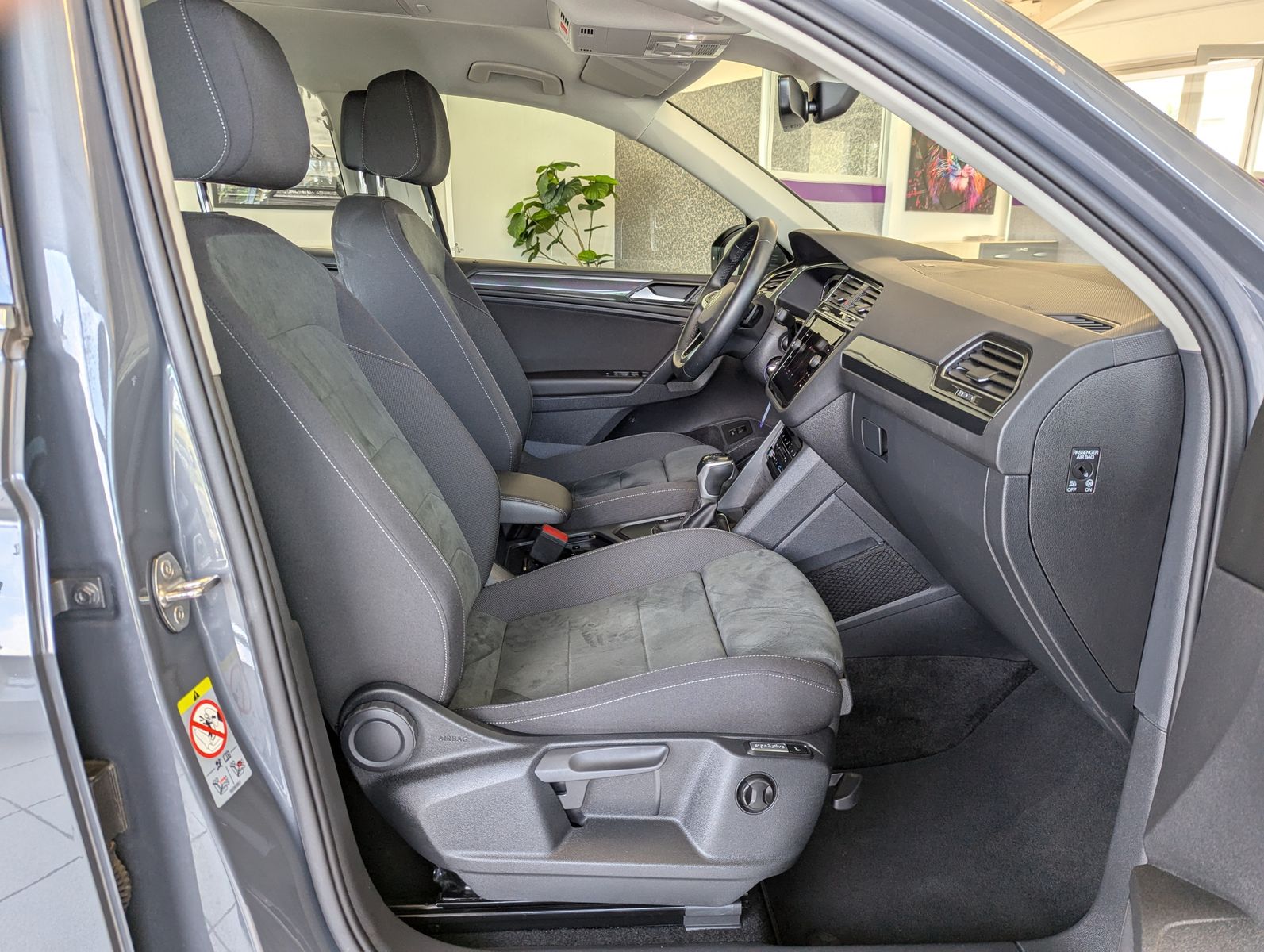 VW Tiguan 2.0 TDI DSG Elegance HUD Assist-Plus StHz - Image 14