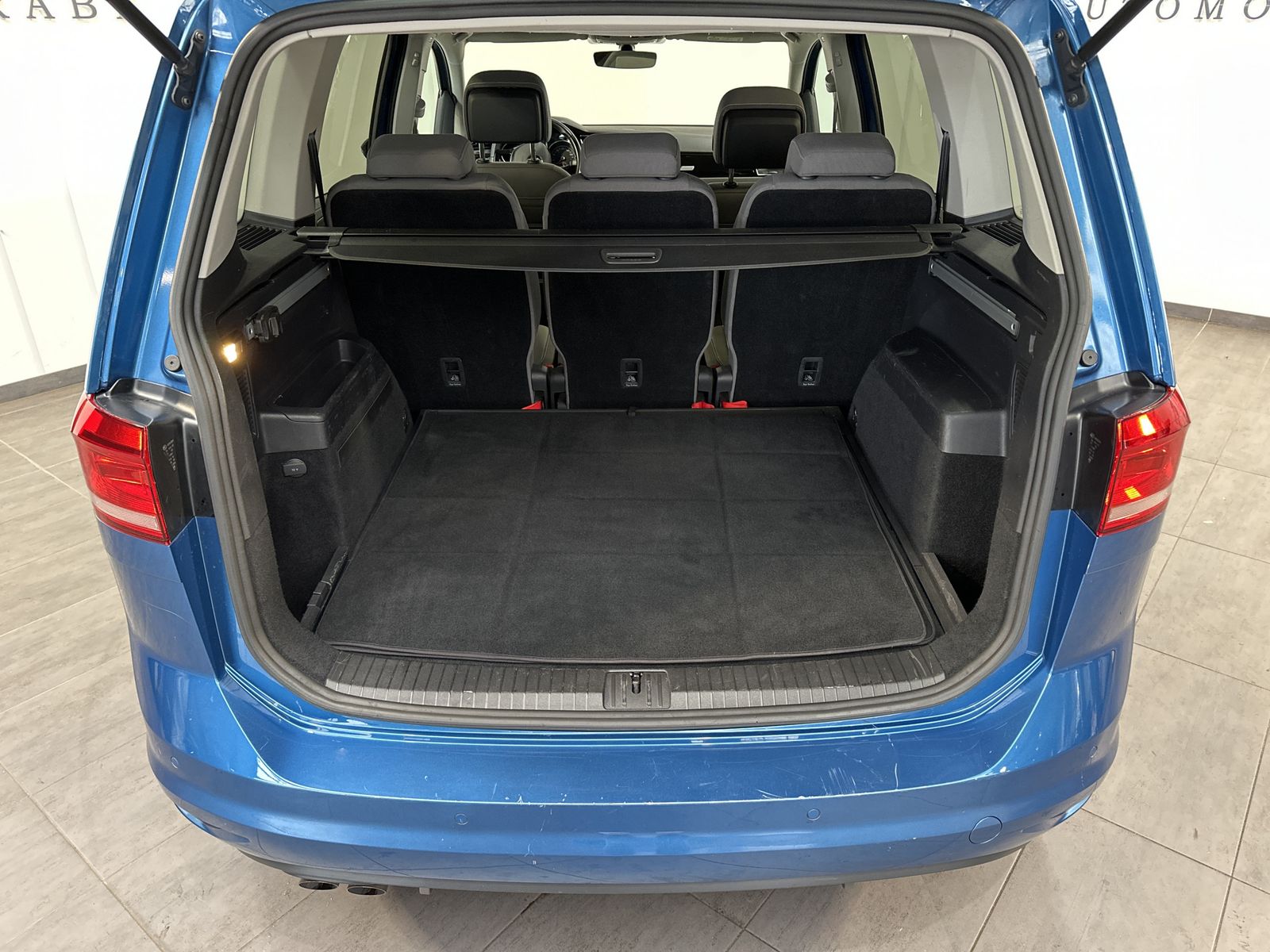 Fahrzeugabbildung Volkswagen Touran 2.0 TDI DSG Highline NAV+LED+ACC+17ZO+1HD