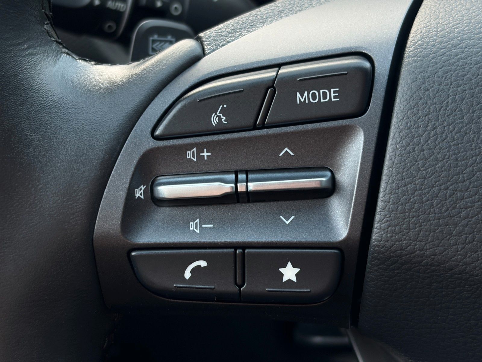 Fahrzeugabbildung Hyundai KONA E Select SHZ LHZ LKA LFA ACC Navi CarPlay