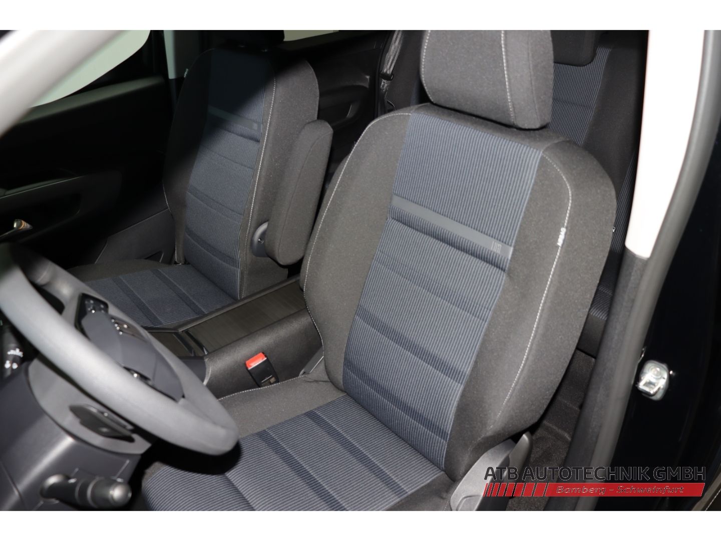 Fahrzeugabbildung Fiat Qubo -L 5-Sitzer ICON 50kWh 136PS Apple CarPlay