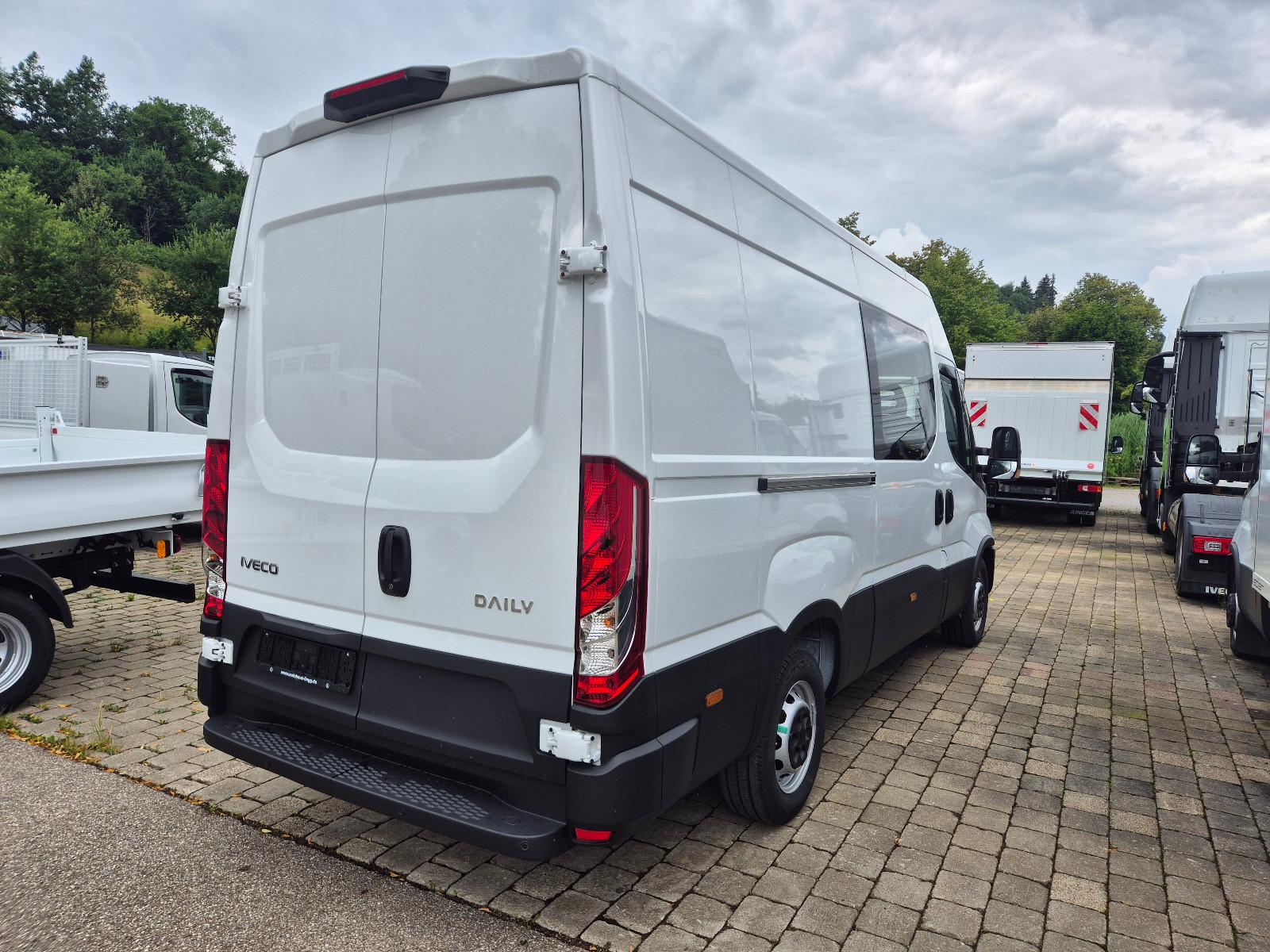 Iveco DAILY 35S14 7-Sitzer DOKA