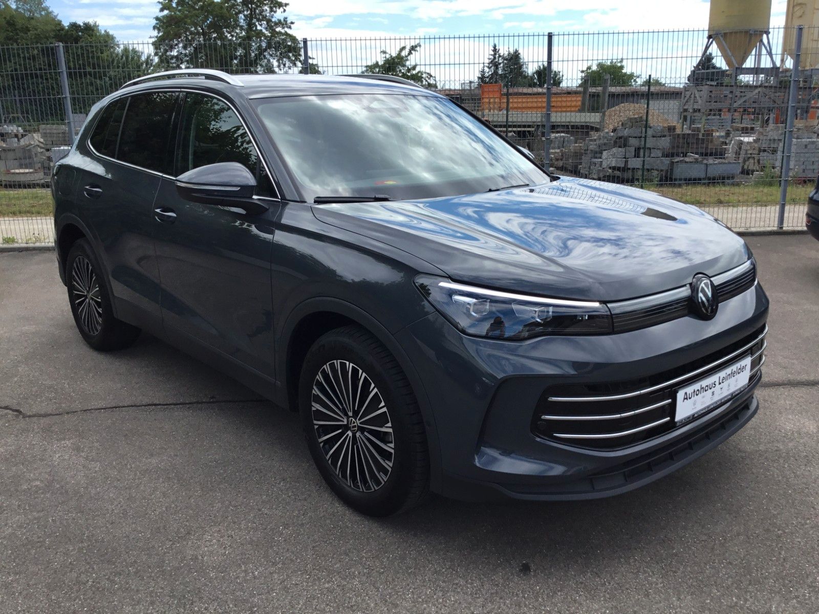 Fahrzeugabbildung Volkswagen Tiguan 1.5 eTSI DSG Elegance+AHK+Navi+18"+Kamera