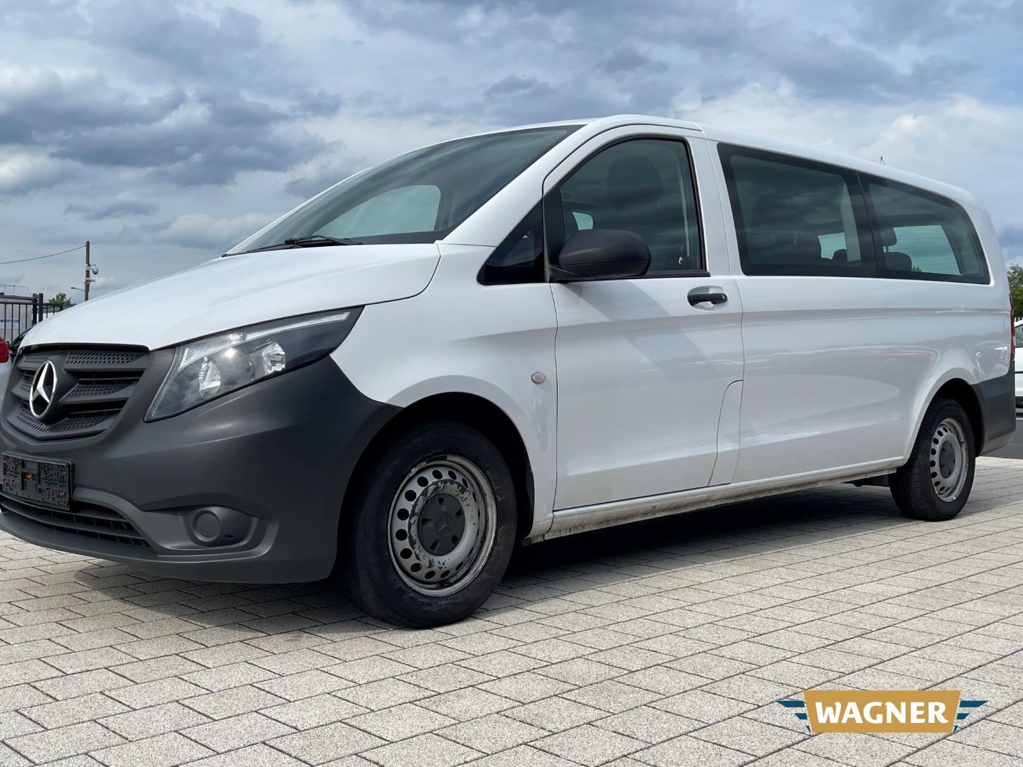 Fahrzeugabbildung Mercedes-Benz Vito Tourer 111 CDI  9-Sitzer extralang BlueTEC