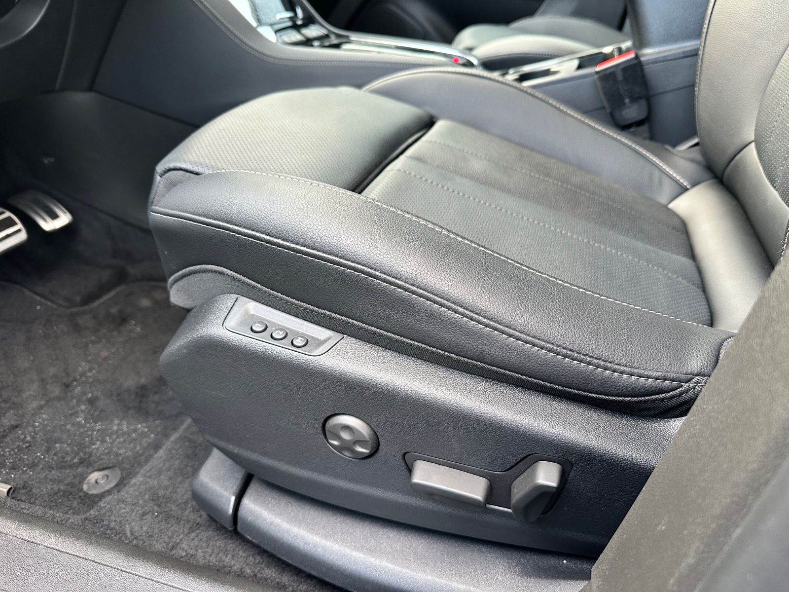 Fahrzeugabbildung Opel Grandland Elegance Plug-in-Hybrid*RFK*Leder