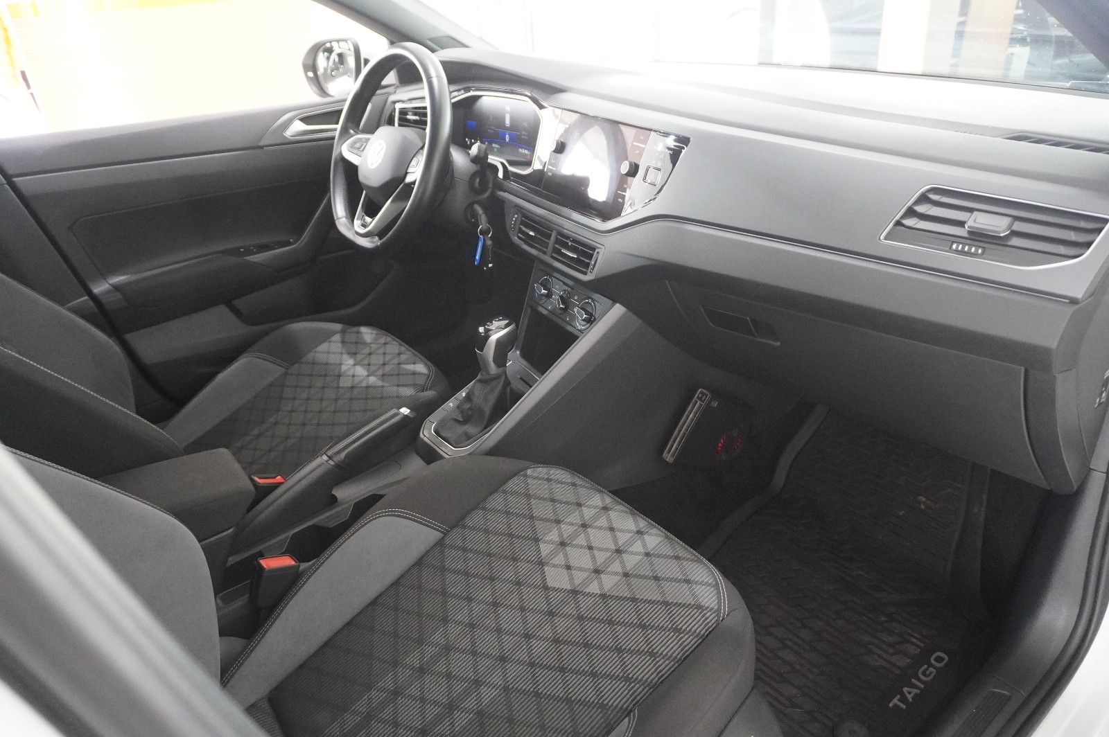 Fahrzeugabbildung Volkswagen Taigo 1.0 TSI R-LINE NAVI/LED/KAMERA/SPORT/DAB+