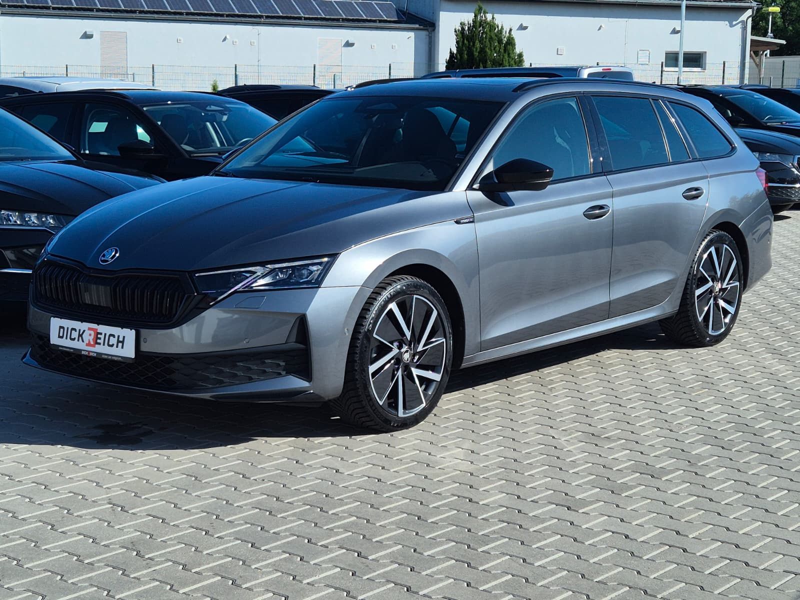 Fahrzeugabbildung SKODA Octavia 1.5 DSG Sportline PANO*MATRIX*AHK*5J.GAR