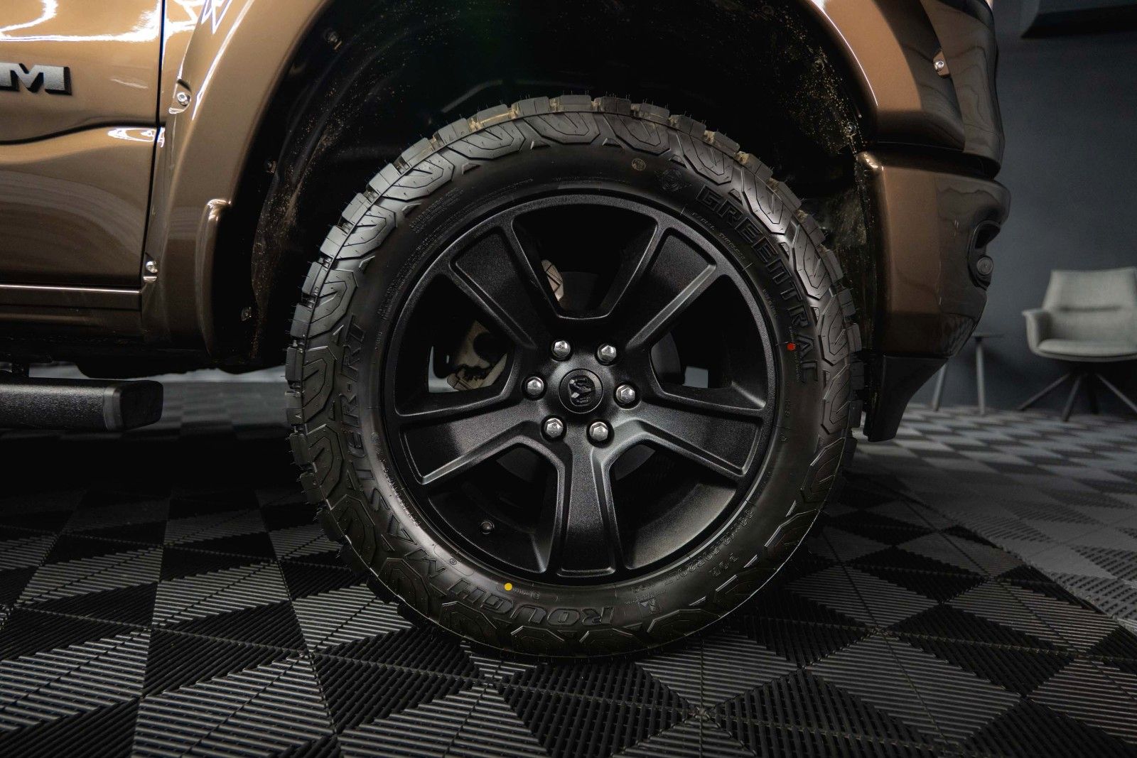 Fahrzeugabbildung Dodge RAM 5.7 V8 HEMI 4x4 OFFROAD Night Limited 19%