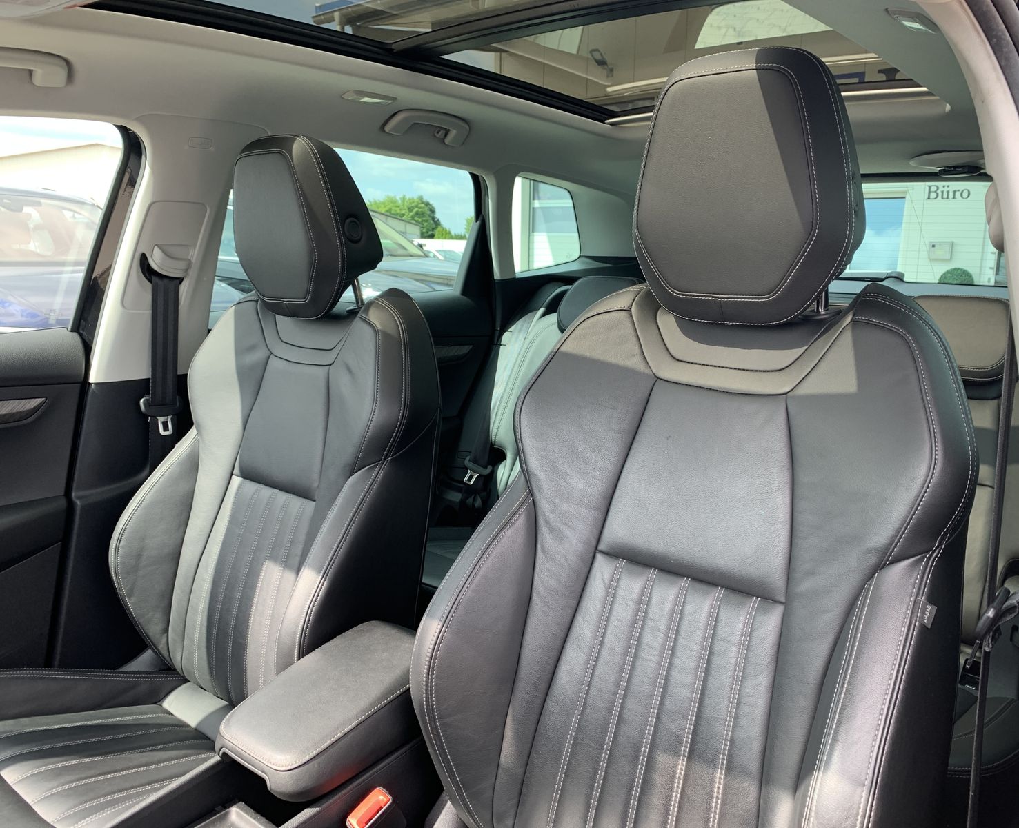 Fahrzeugabbildung SKODA Karoq 2.0 TDI*4x4*AHK*STHZ*Leder*360°Cam*Pano*