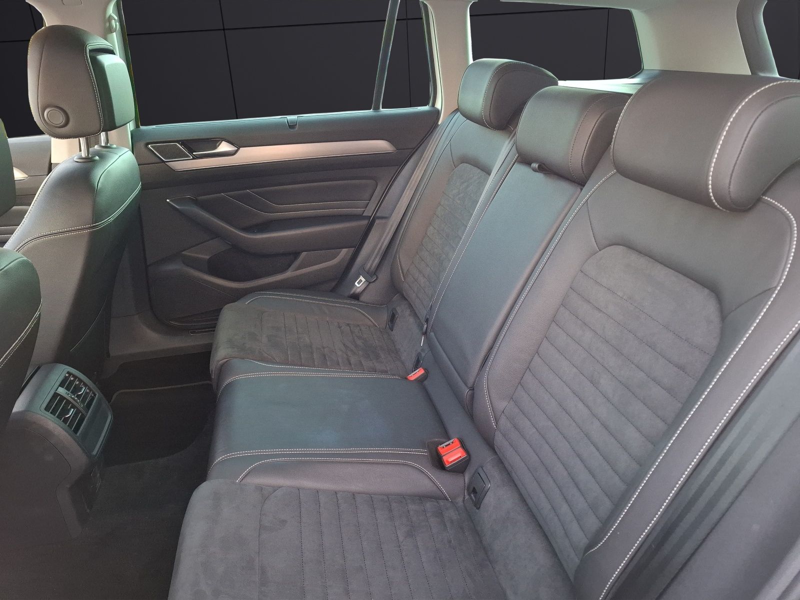 Fahrzeugabbildung Volkswagen Passat Variant TDI Elegance DSG Matrix Navi AID