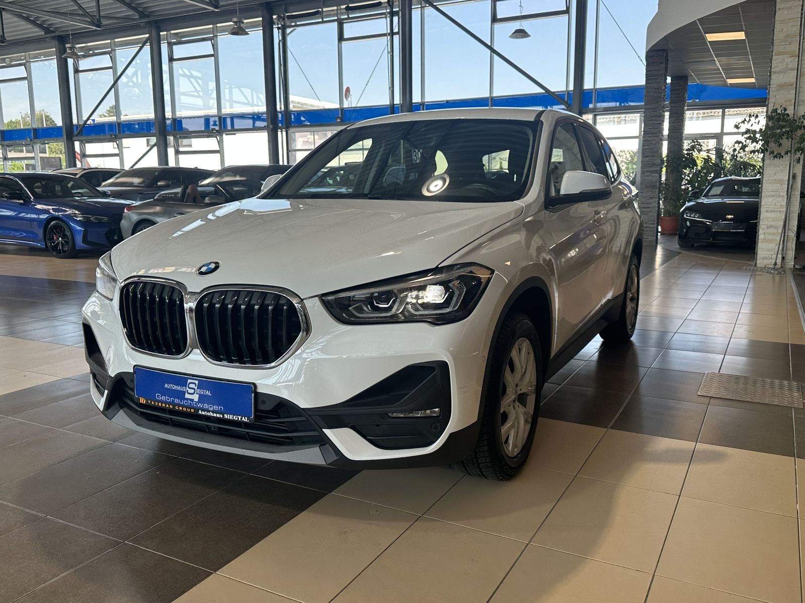 BMW X1 18d Advantage sDrive Navi R.Cam AHK LED SHZ foto 3