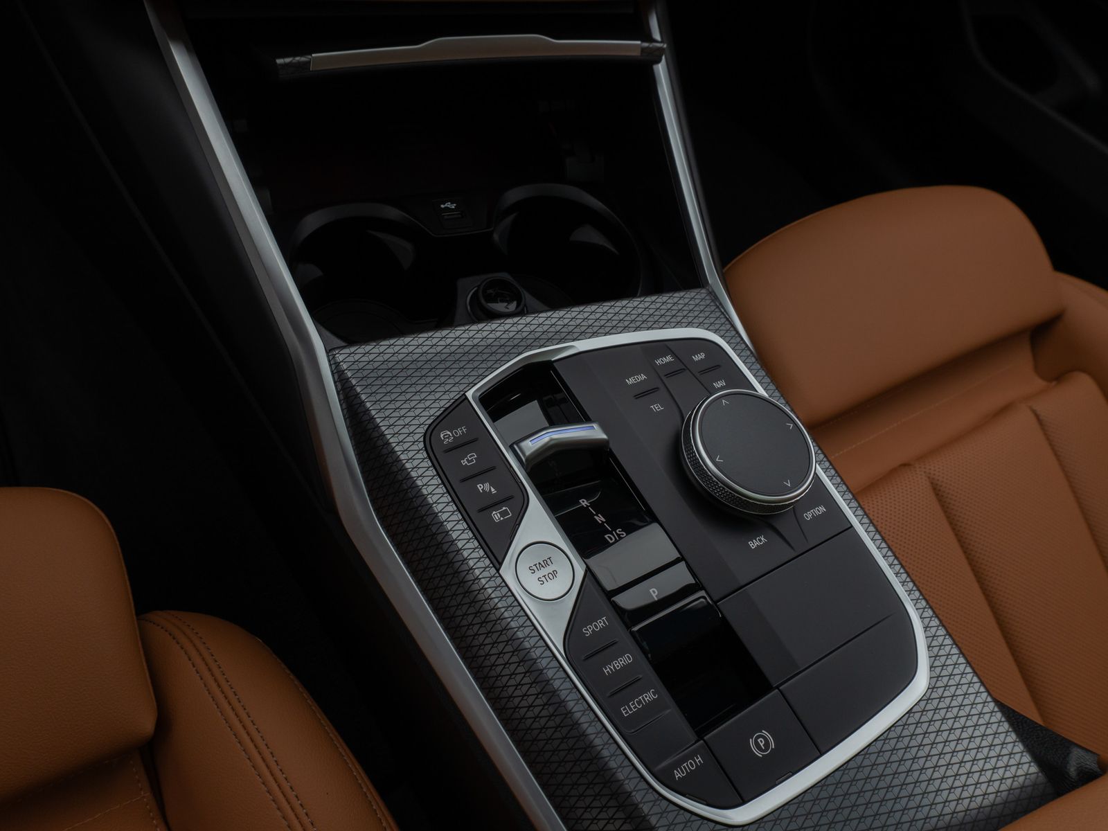 Fahrzeugabbildung BMW 330e M Sport Panorama 360°HUD HiFi AHK Komfort