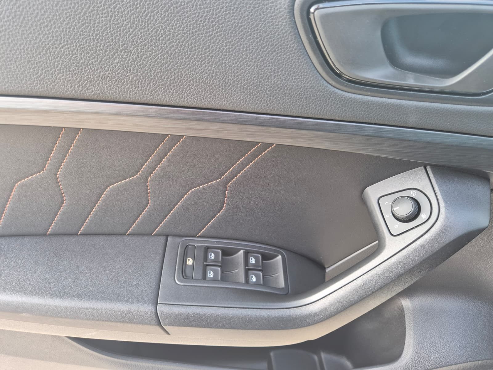 Fahrzeugabbildung CUPRA Ateca 1.5 TSI DSG PANO*DINAMICA*ACC*KAM*AHK*19"