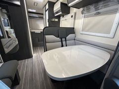 Fahrzeugabbildung Roller Team Kronos 295 TL Hub-Bett SAT TV 5 Schlafplätze