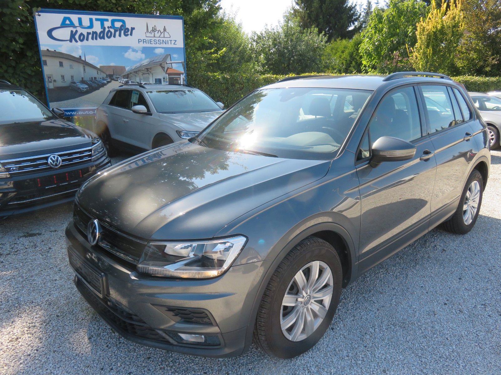 Volkswagen Tiguan - 1