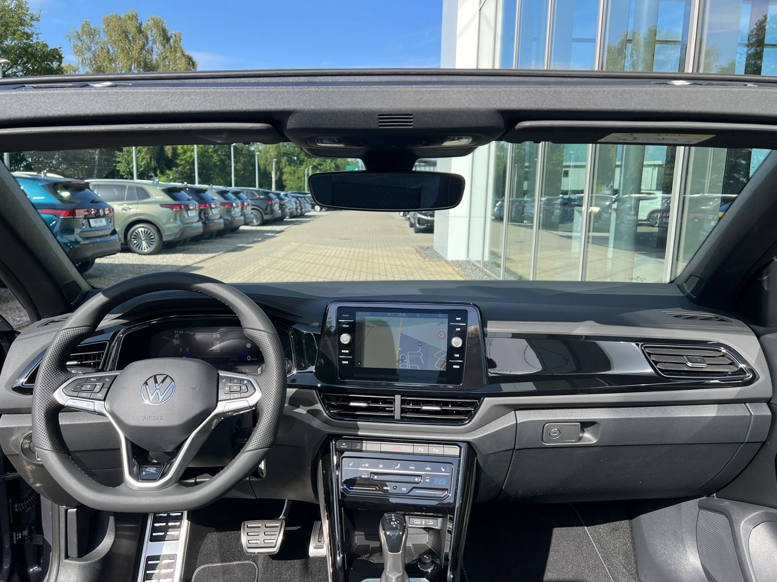 Fahrzeugabbildung Volkswagen T-Roc Cabriolet  R-Line 1.5 TSI DSG *AHK, Black