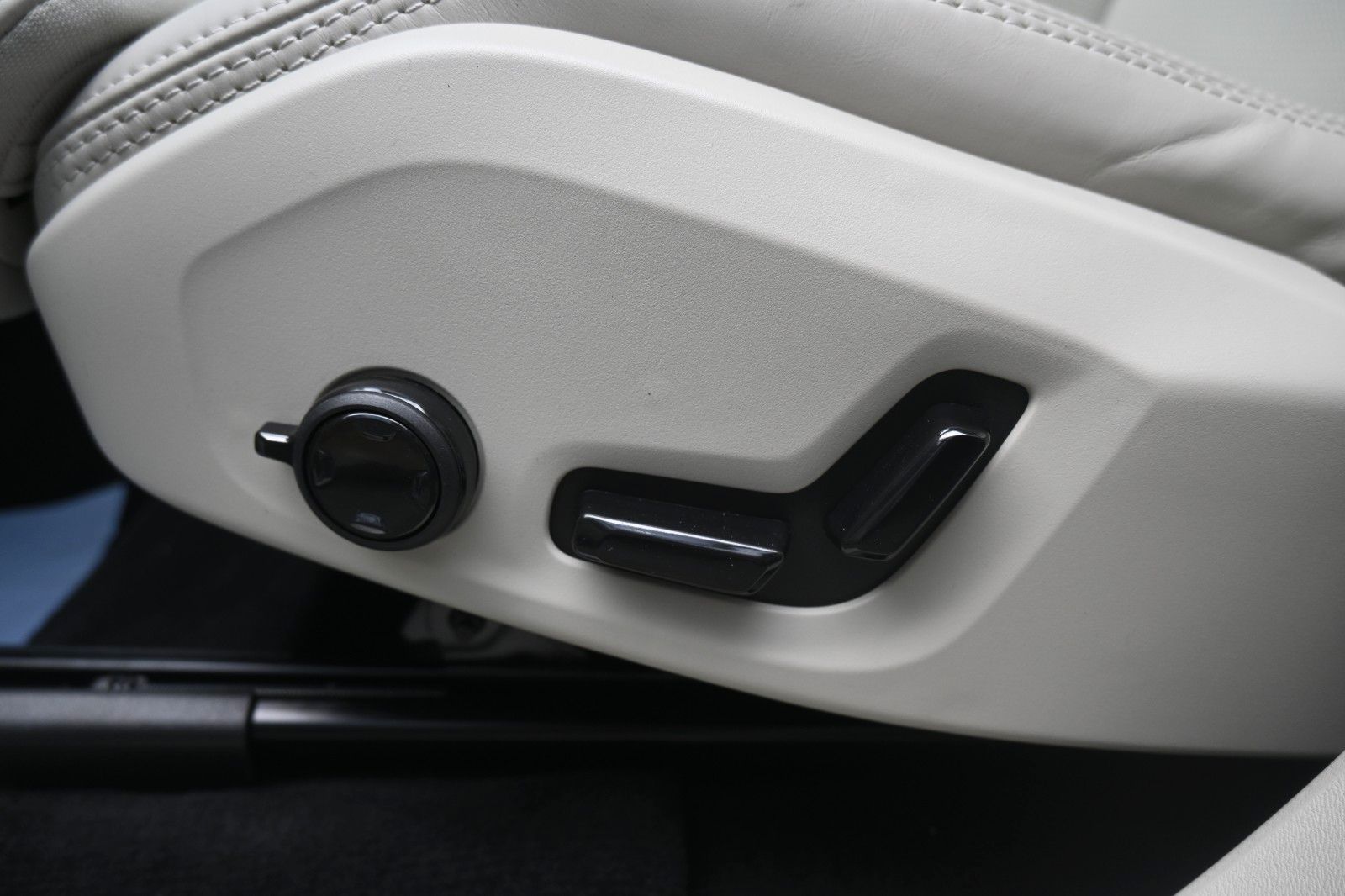 Fahrzeugabbildung Volvo XC90 T8 0,5% UltraBlack*STDHZG*360°*LUFT*ACC*AHK