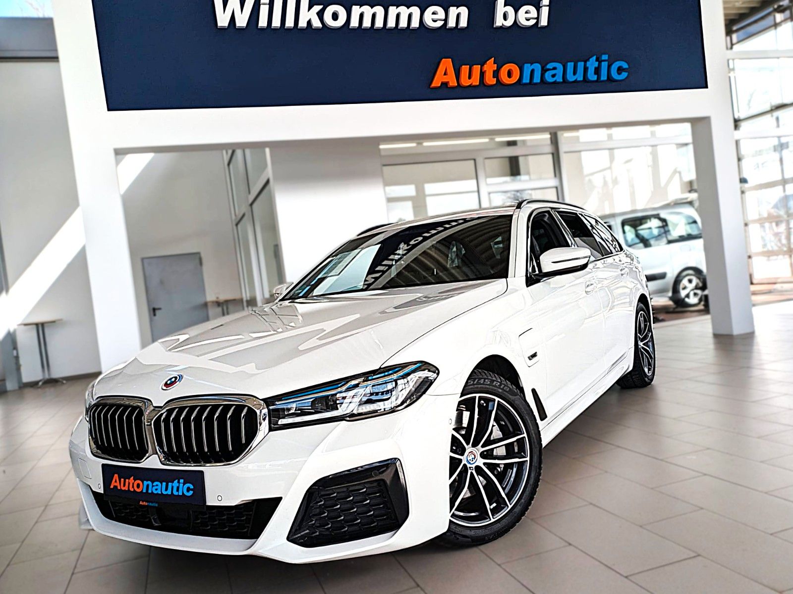 Fahrzeugabbildung BMW 530e M SPORT VIRTUAL HUD NAVI LASER LEDER AHK