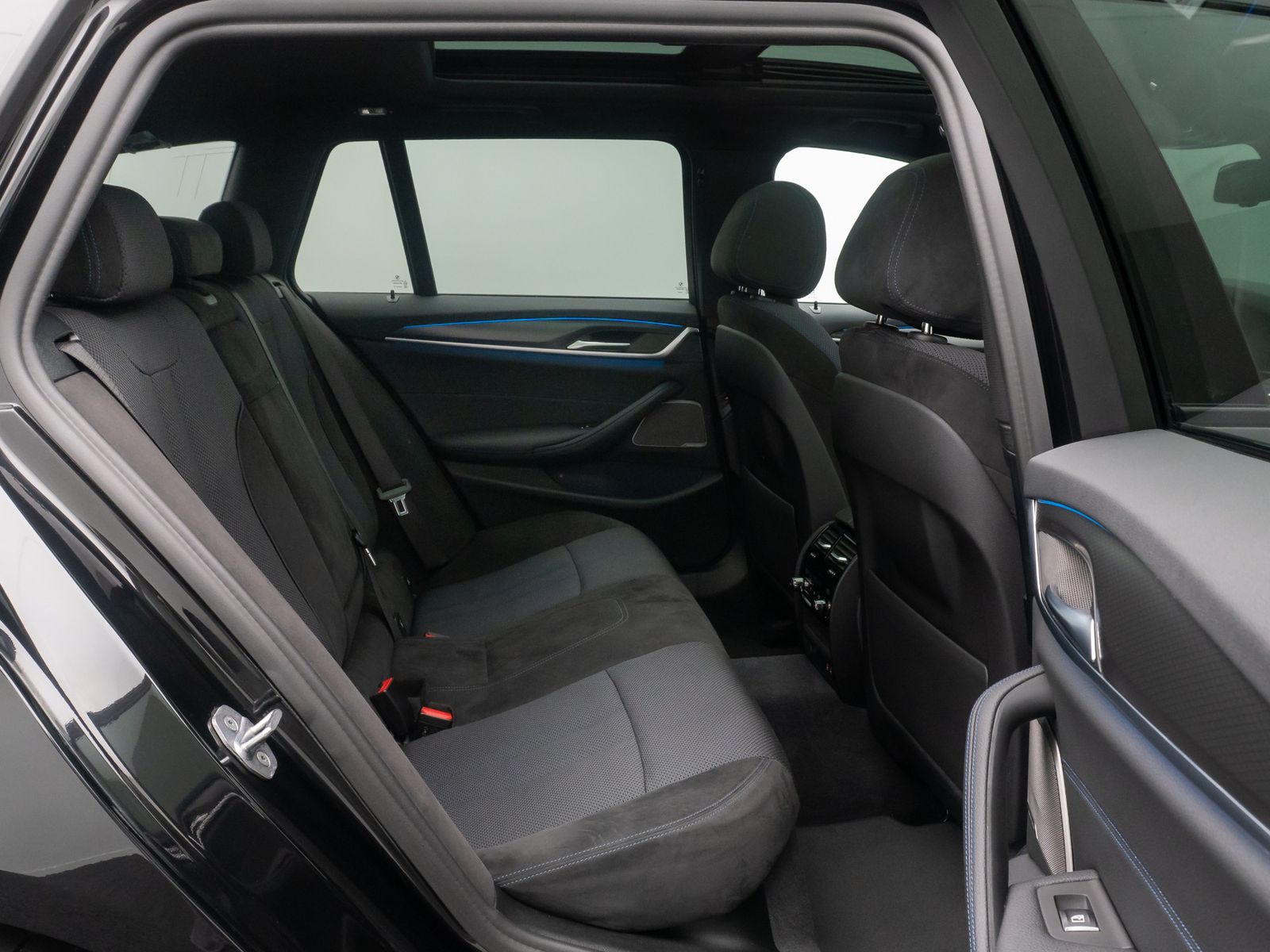 Fahrzeugabbildung BMW 530e xD M Sport Panorama HUD DAB H/K Kamera AHK