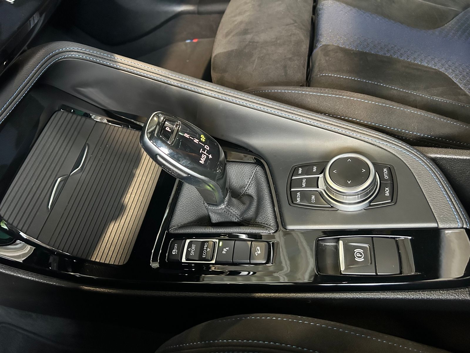Fahrzeugabbildung BMW X2 M35 i xDrive Shadow PANO HUD H/K KAM