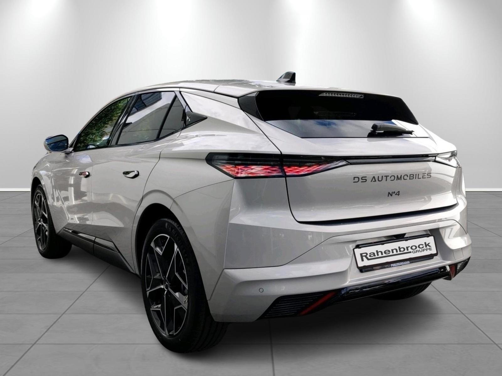 DS Automobiles N°4 ÉTOILE + Nappa BlueHDi 131 PS
