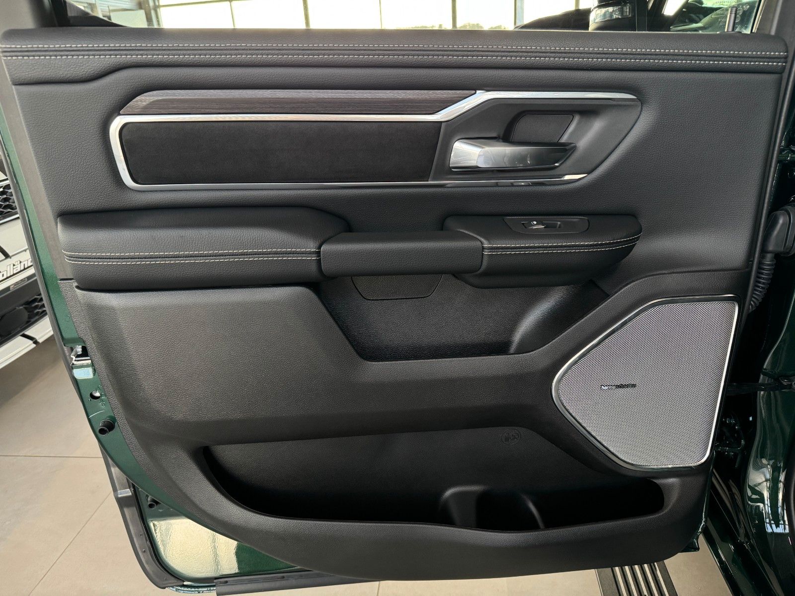 Fahrzeugabbildung Dodge RAM 1500 Crew Cab Laramie Night 5.7 V8 MY 2026