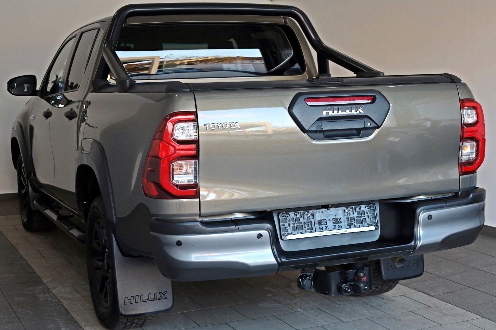 Fahrzeugabbildung Toyota Hilux 2.8 D-4D Invincible, Rollbügel, Rollo, AHK