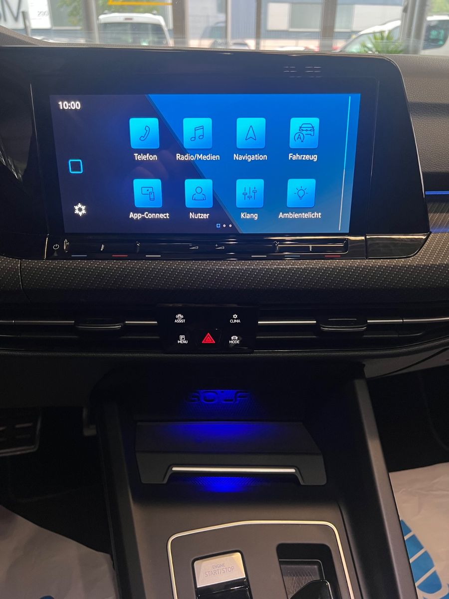 Fahrzeugabbildung Volkswagen Golf VIII Lim. R 4Motion *LAPIZ BLUE*KAMERA*IQ*