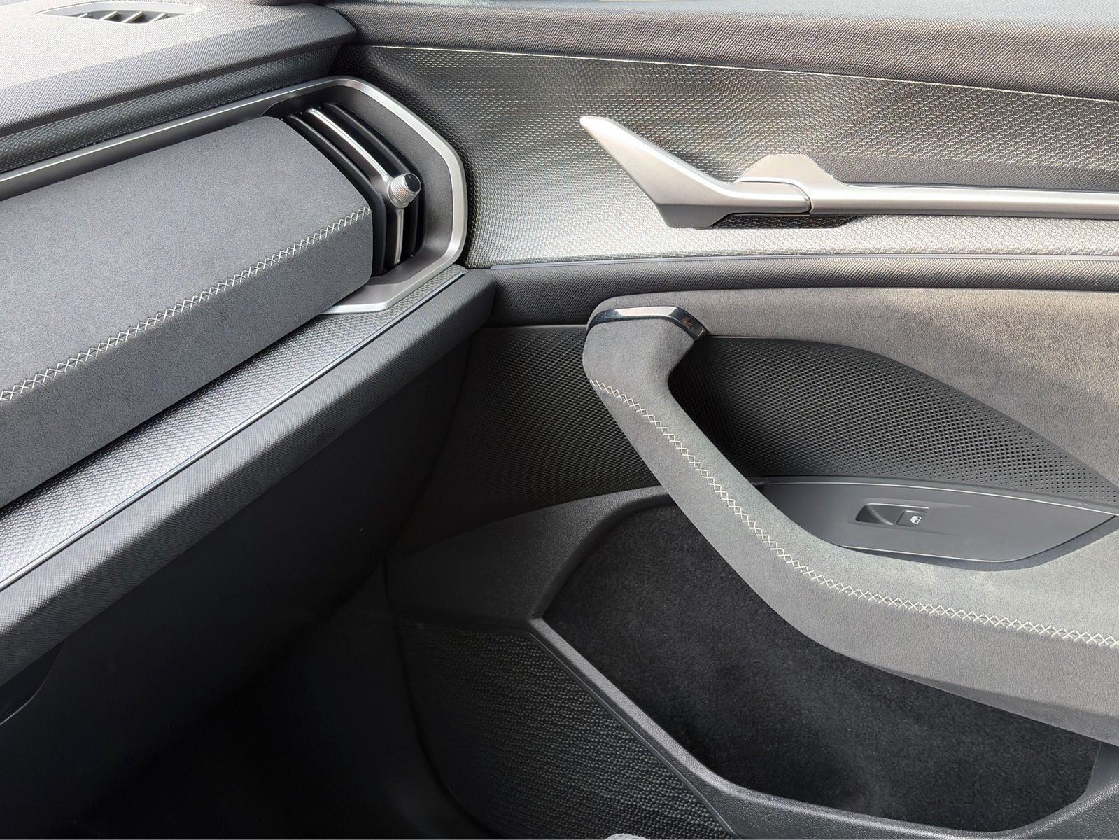 Fahrzeugabbildung SKODA Kodiaq 1.5 TSI DSG*Sportline*7-Sitzer*ViCo*SHZ*