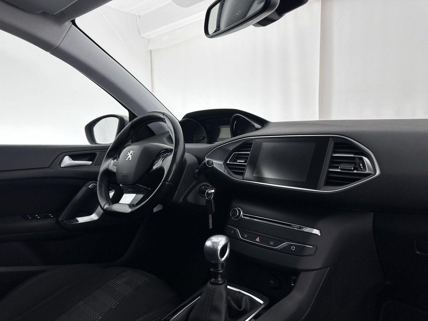 Peugeot 308 2015 — photo 7