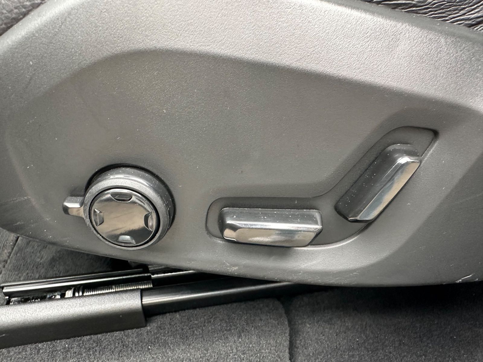 Fahrzeugabbildung Volvo XC60 B5 B AWD Ultimate Dark LED+PANO+AHK+STHZ