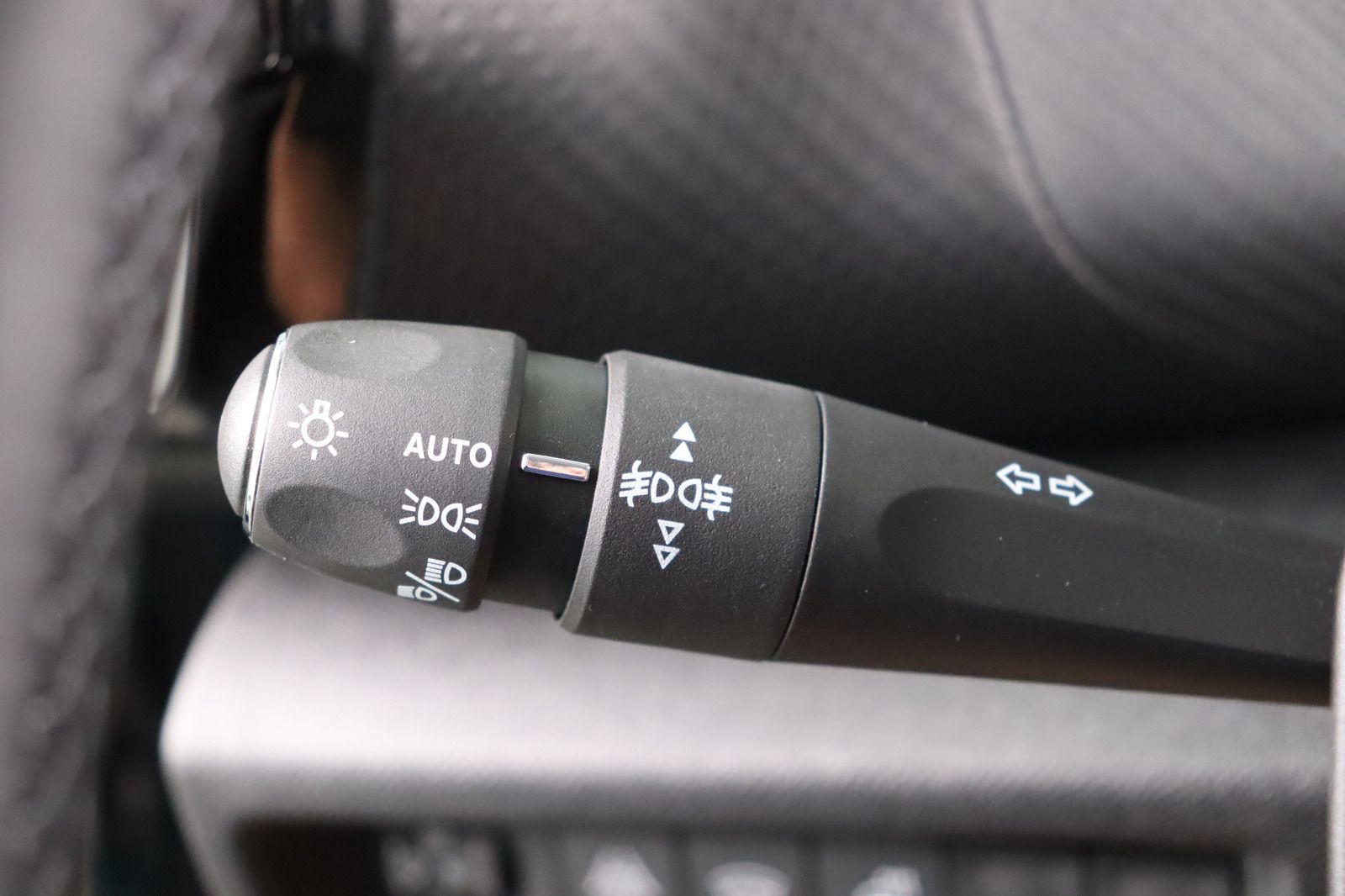 Fahrzeugabbildung Citroën C4 Shine PT 130 * HUD * LED * Navi *
