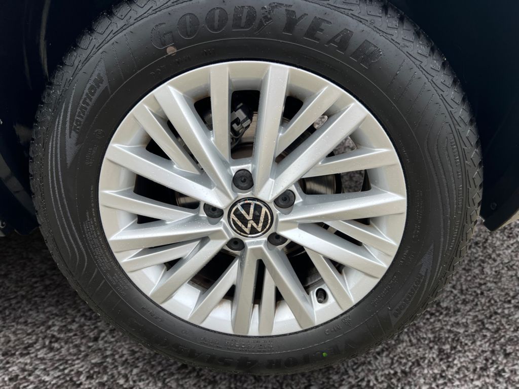 Fahrzeugabbildung Volkswagen T-Roc 1.5 TSI Life AHZV Standheizung