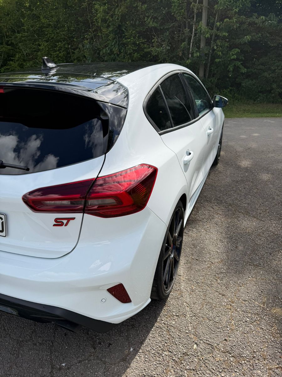 Fahrzeugabbildung Ford Focus Lim. ST X