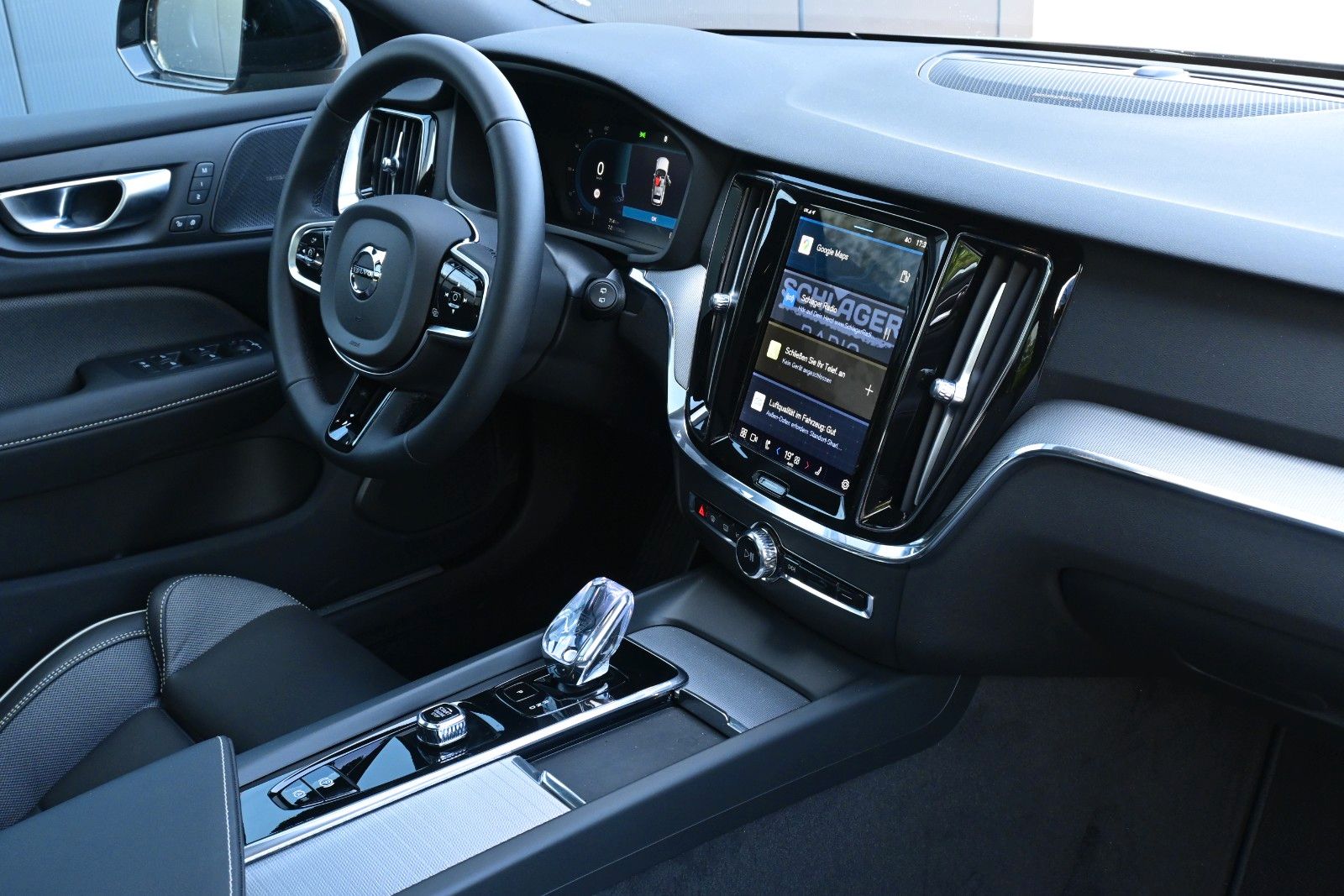 Fahrzeugabbildung Volvo V60 B4 D Auto Plus Dark*RFK*STDHZG*PANO*ACC