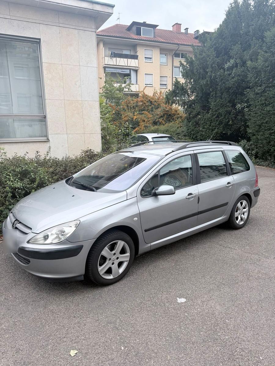 Peugeot 307 2004 — rear view