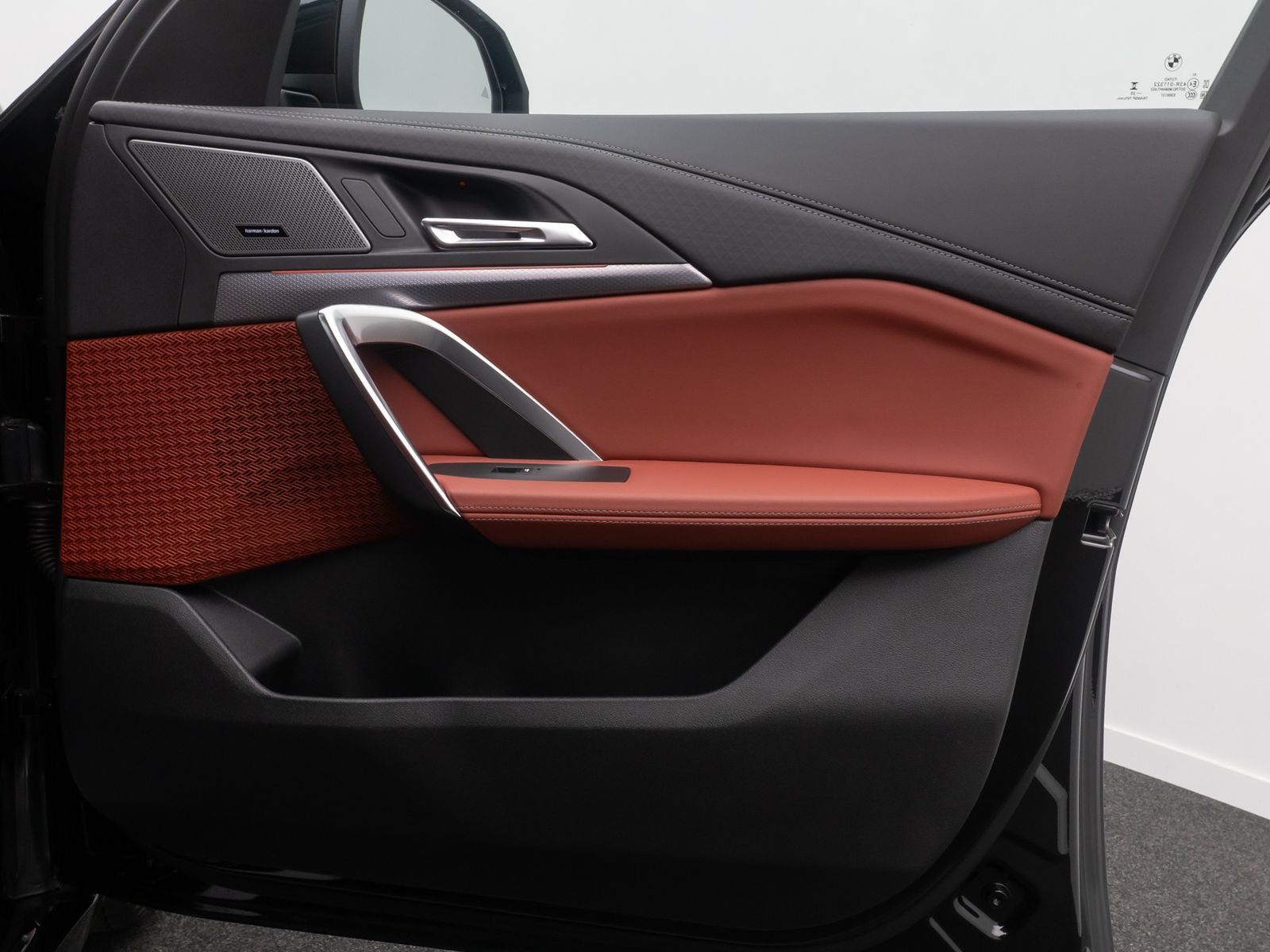 Fahrzeugabbildung BMW iX2 xD30 M Sport 360&deg;HUD DAB H/K Komfort AHK ACC