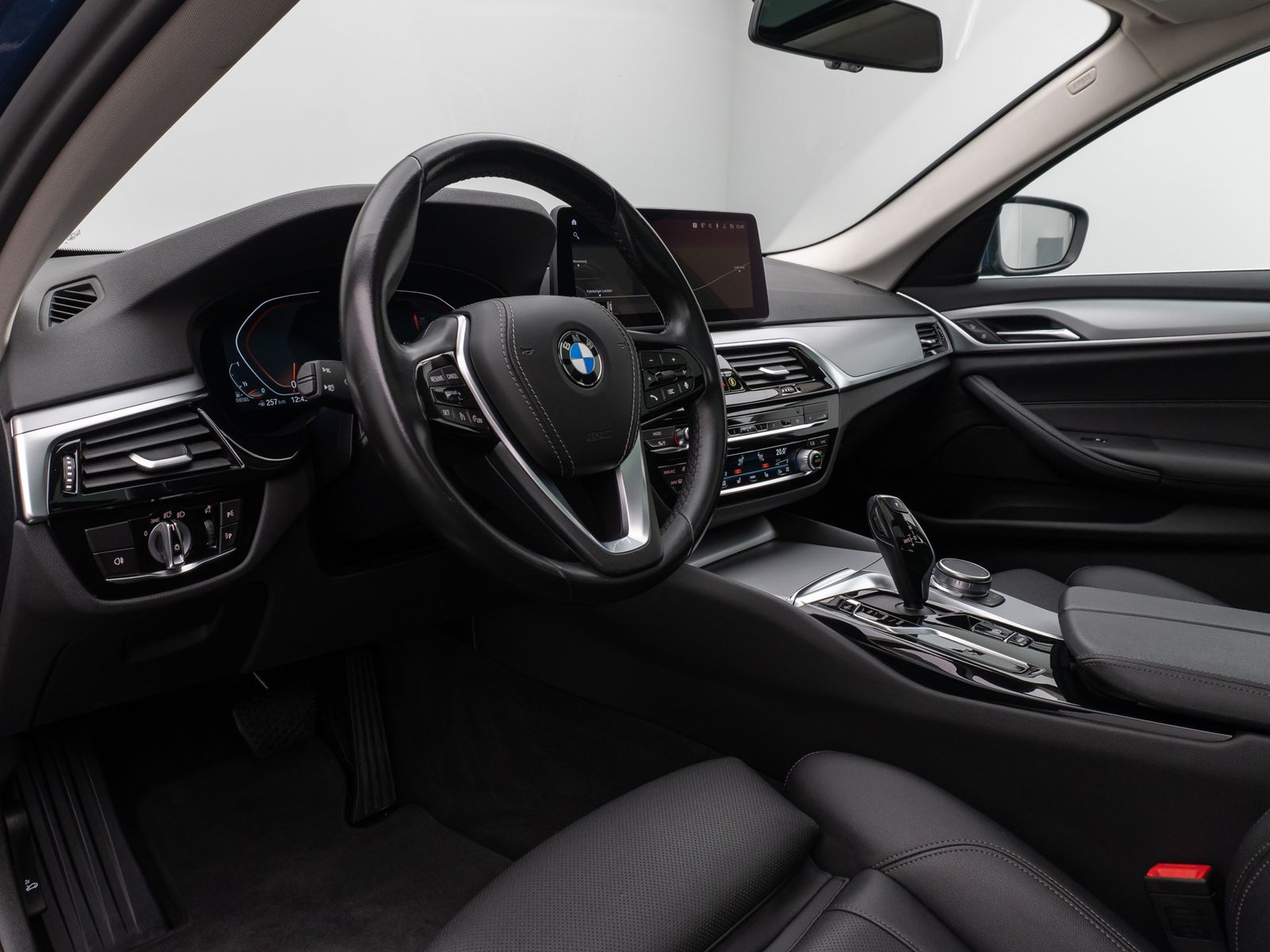 Fahrzeugabbildung BMW 530d Panorama Kamera HUD DAB Alarm AHK Sport