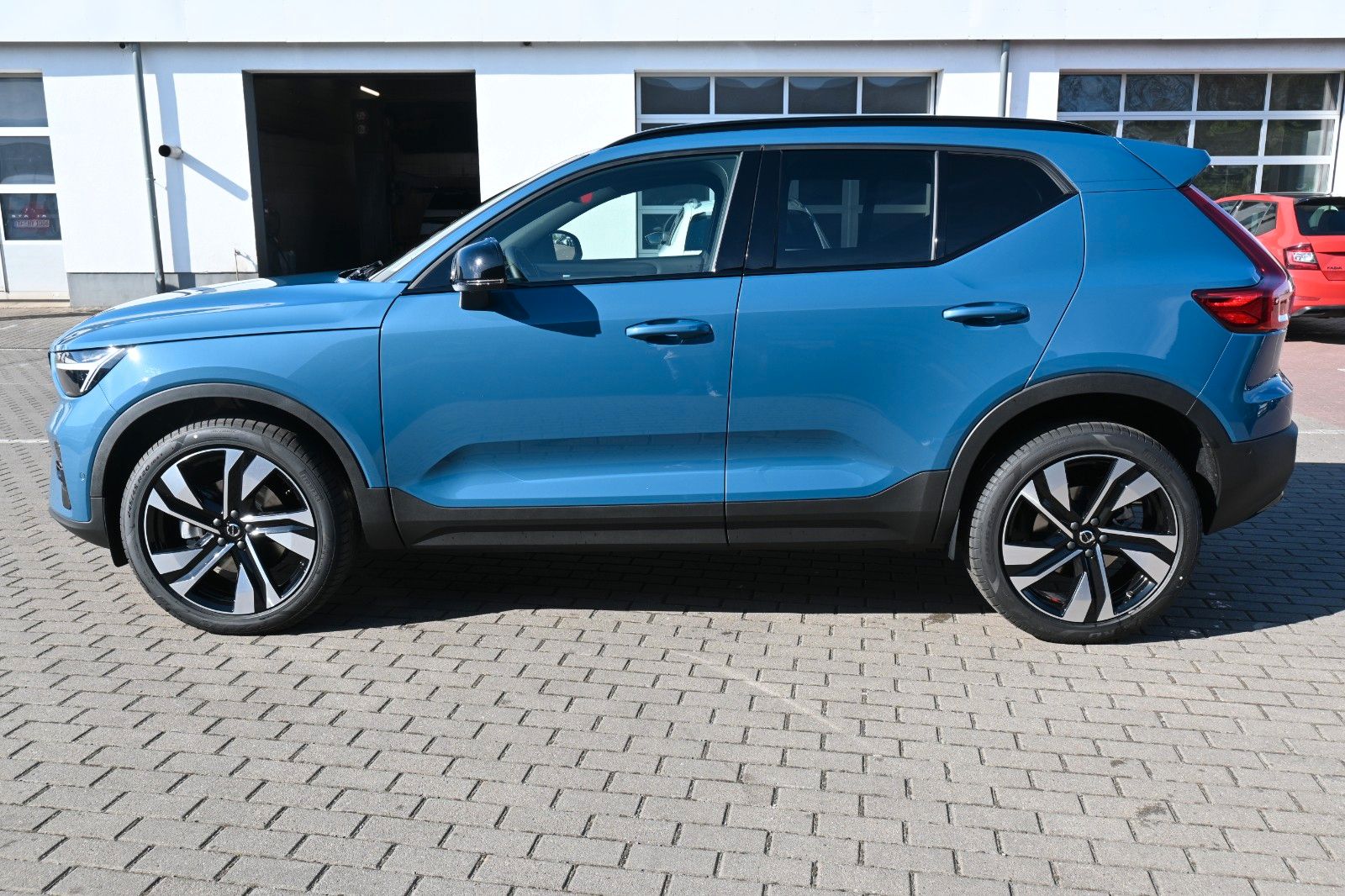 Fahrzeugabbildung Volvo XC40 B4 AWD DKG Plus Dark*STDHZG*360°*ACC