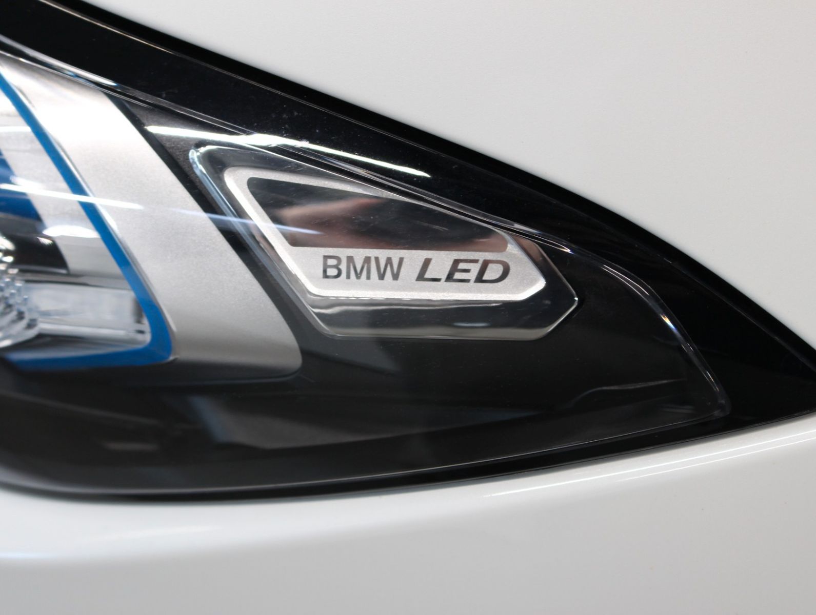 Fahrzeugabbildung BMW 320i LED*Standhzg*HUD*Memory*Harman Kardon