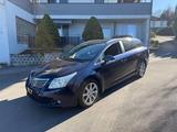 Toyota Avensis Combi Executive 2.2 D-Cat - blaue Toyota Avensis