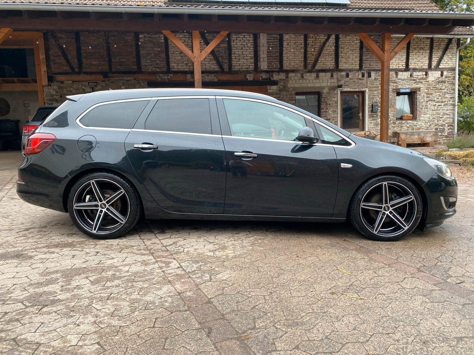 Opel Astra 2013 — rear view