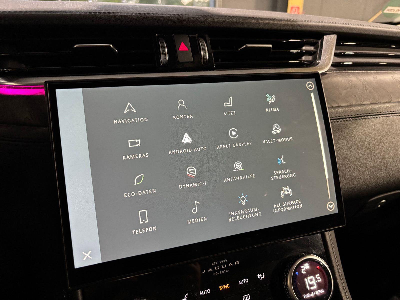 Fahrzeugabbildung Jaguar F-PACE SE AWD/D300KA;ERA/MASSAGE/APPLE/NAVI/KAM