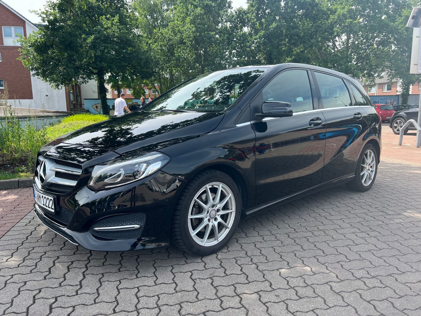 MERCEDES-BENZ B 180 Style Style Klima TÛV 06/2028 mit AHK