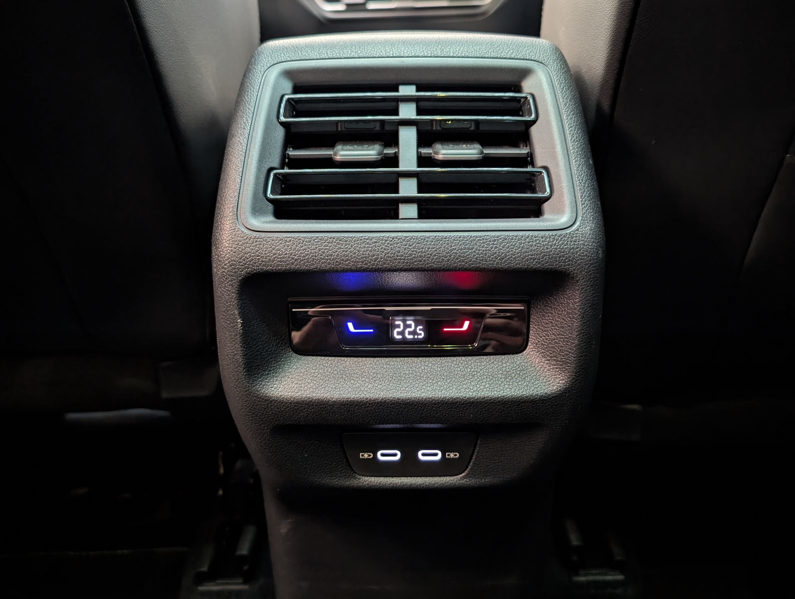 Fahrzeugabbildung Volkswagen Tiguan 2.0TDI R-Line 4M Pano H/K AHK Matrix 20"