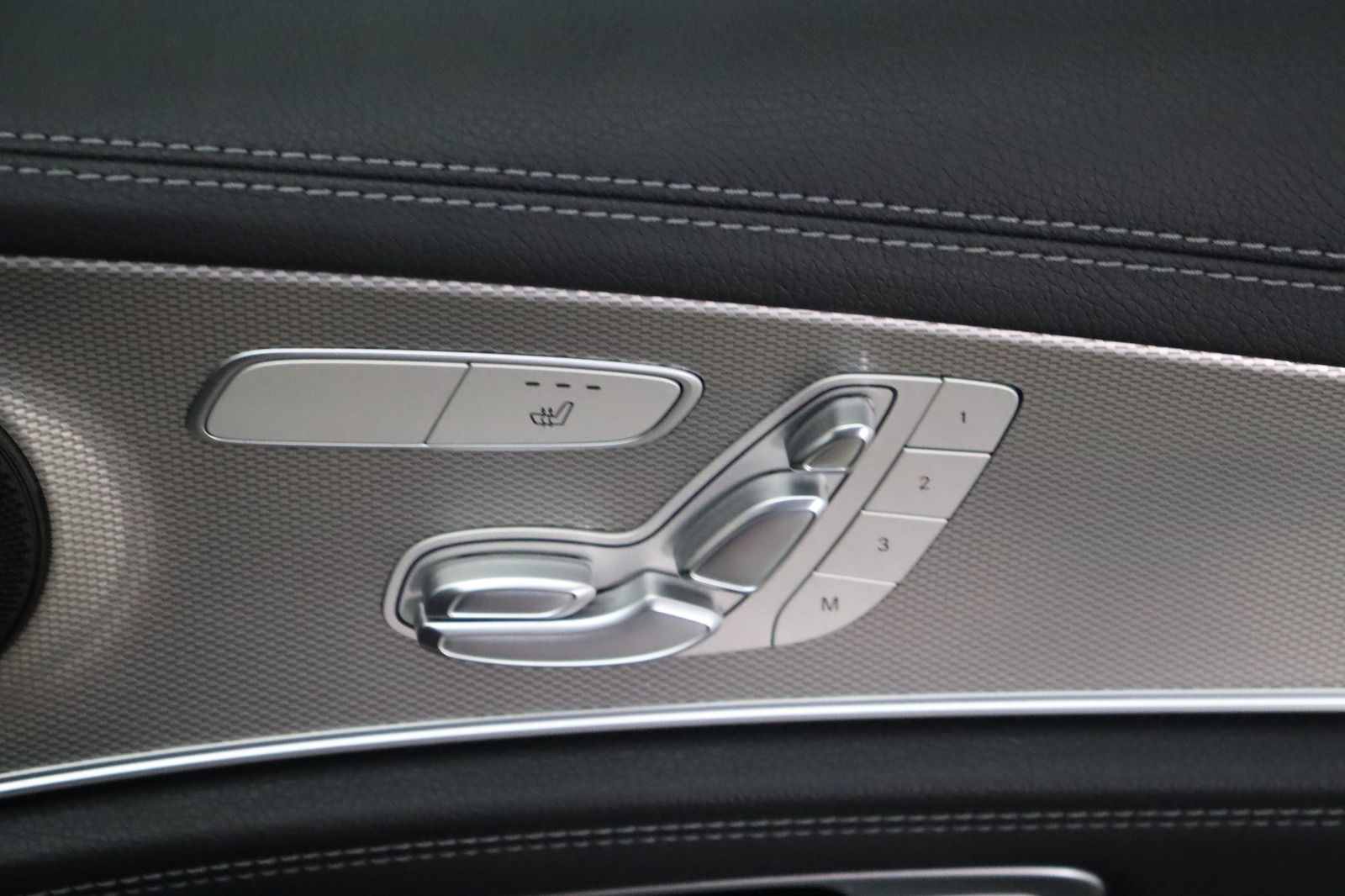 Fahrzeugabbildung Mercedes-Benz E 200 T 4Matic * Schiebedach * Navi * AMG line