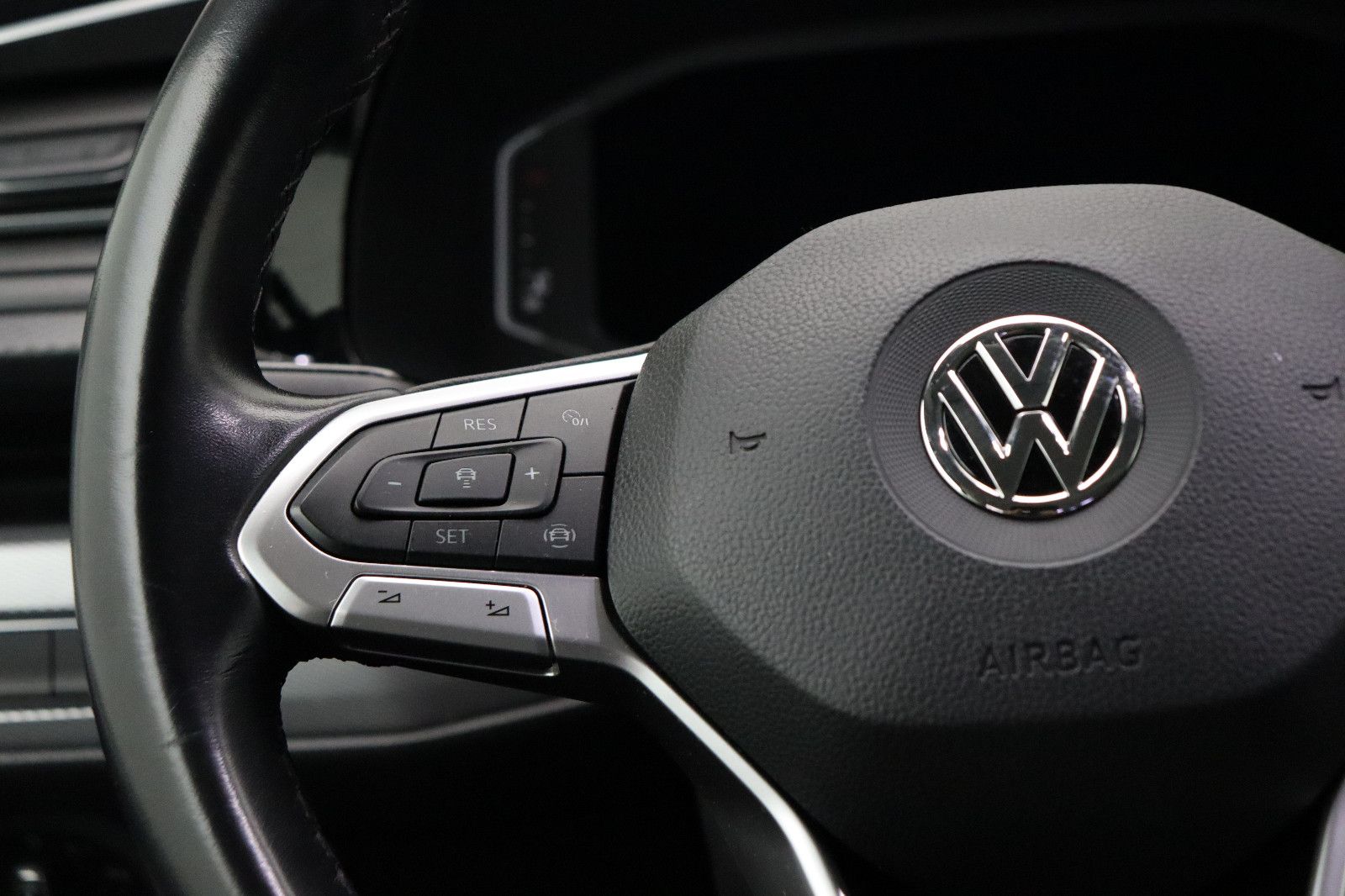 Fahrzeugabbildung Volkswagen T6.1 Multivan Highline 4MOTION Standheizung ACC